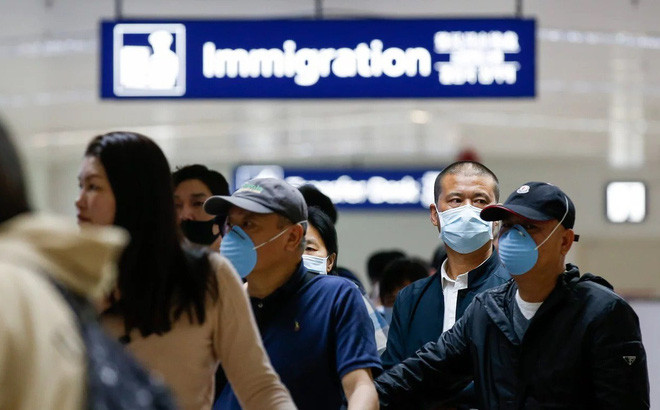 Thậm chí, một giả thuyết nhận định dịch viêm phổi cấp do virus corona chủng mới là hậu quả ngoài ý muốn của một chương trình nghiên cứu vũ khí sinh học tại Trung Quốc.