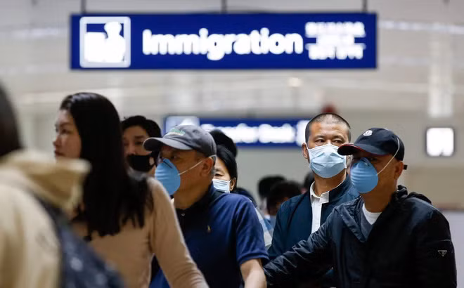 Thậm chí, một giả thuyết nhận định dịch viêm phổi cấp do virus corona chủng mới là hậu quả ngoài ý muốn của một chương trình nghiên cứu vũ khí sinh học tại Trung Quốc.