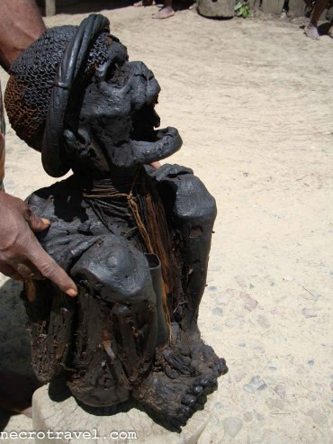 Khác với quy trình ướp xác của người Ai Cập, người Dani thực hiện bảo quản thi hài người quá cố bằng cách hun khói từ bếp lửa.