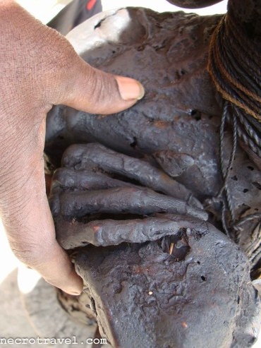 Cụ thể, sau khi qua đời, thi hài người quá cố được đưa đến nhà tù trưởng. Trong những ngày diễn ra quá trình ướp xác, chỉ có người kế vị tù trưởng hoặc tù trưởng có mặt và đích thân thực hiện. Những người khác không được đến gần nhà tù trưởng.