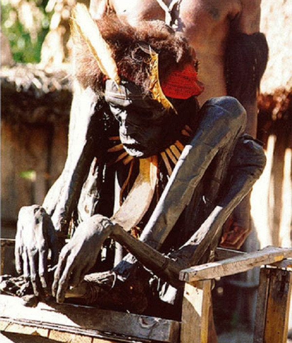 Lửa được đốt liên tục phía dưới suốt nhiều ngày đêm. Theo đó, khói của bếp lửa sẽ loại bỏ toàn bộ nước và mỡ trong tử thi.