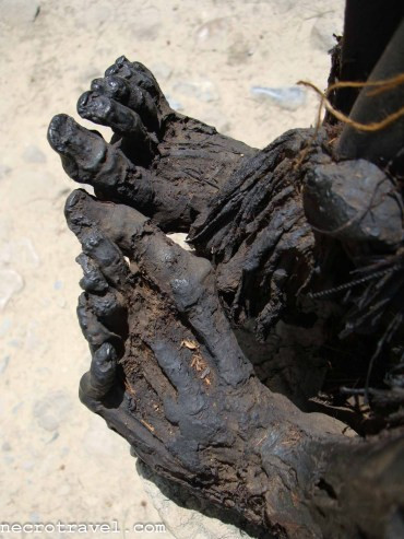 Kế đến, người quá cố được đặt trong tư thế ngồi bó gối và dùng dây cố định tư thế. Sau đó, thi hài người chết được đưa lên gác bếp, thường cao khoảng 1 - 1,5m.