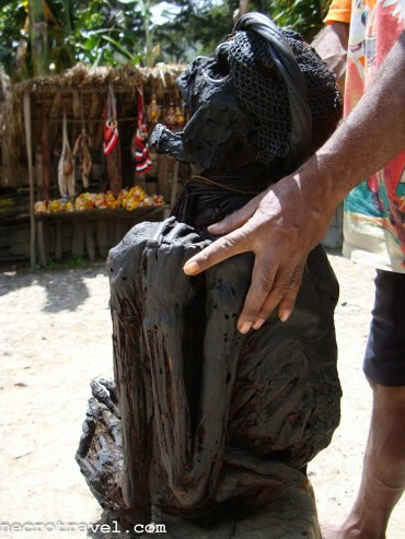 Theo truyền thống, tù trưởng sẽ đóng vai trò của một thợ ướp xác. Người này sẽ loại bỏ các cơ quan nội tạng trong cơ thể người quá cố.