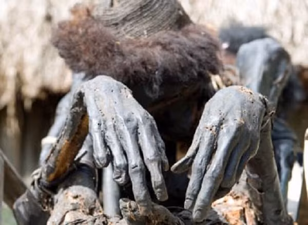 Sau khoảng 1 - 3 tháng, quá trình hun khói tử thi thành xác ướp hoàn thành. Khi ấy, xác ướp thường có màu đen bóng và khô quắt lại.