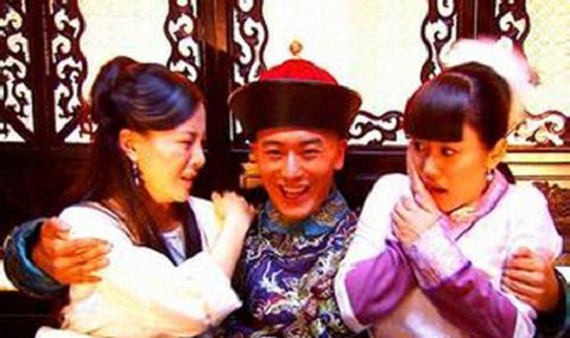 Lợi dụng cơ hội Hiếu Văn Đế xuất cung dẫn binh chinh chiến, Cao Bồ Tát tư thông với một số giai nhân, cung nữ chốn hậu cung.