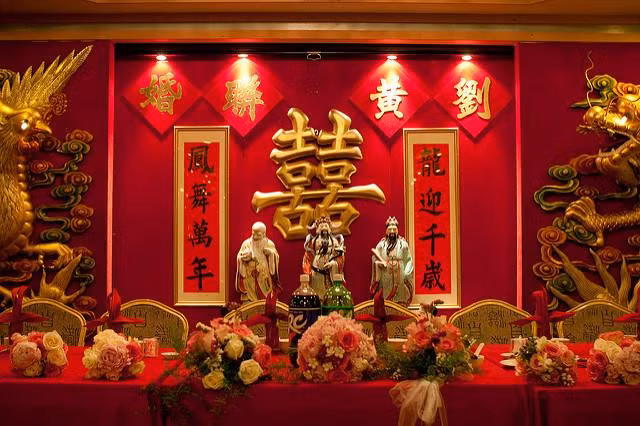 Khi ấy, "đám cưới ma" lần đầu tiên được tổ chức dành cho hai người độc thân trước khi chết. Theo đó, hôn lễ của họ được tổ chức giống như dành cho người còn sống.