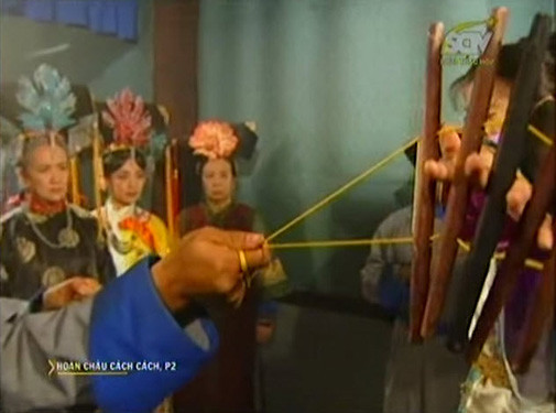 Theo các nhà nghiên cứu lịch sử, kẹp ngón tay là biện pháp tra tấn phạm nhân đầy đau đớn. Đối tượng áp dụng hình phạt này thường là phụ nữ.