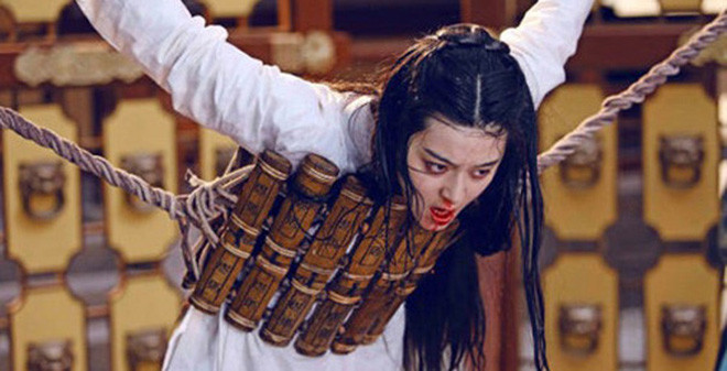 Sau khi đặt các ngón tay của phạm nhân vào giữa các thanh gỗ, người hành hình sẽ siết chặt dây.