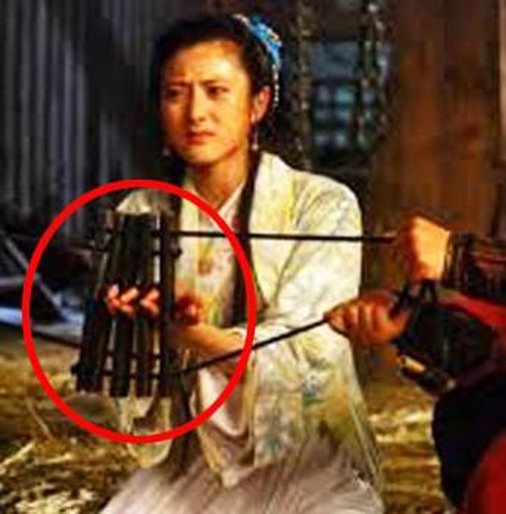 Một trong những kiểu tra tấn hãi hãi hùng được sử nhiều trong các triều đại phong kiến Trung Quốc là kẹp ngón tay.