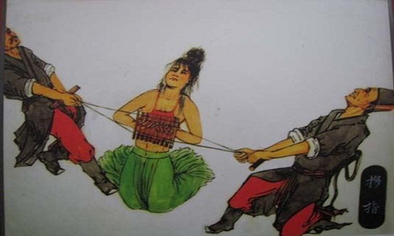 Phụ nữ bị nghi ngờ ngoại tình hoặc phạm phải các tội ác nghiêm trọng khác sẽ phải đối mặt với hình phạt tra tấn kẹp ngón tay để thành thật khai báo cách thức phạm tội.