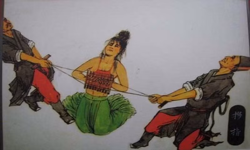 Phụ nữ bị nghi ngờ ngoại tình hoặc phạm phải các tội ác nghiêm trọng khác sẽ phải đối mặt với hình phạt tra tấn kẹp ngón tay để thành thật khai báo cách thức phạm tội.