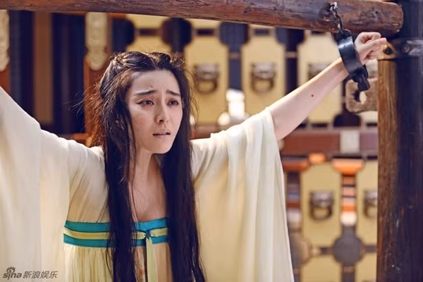 Nếu trong quá trình tra tấn mà phạm nhân ngất đi vì quá đau đớn thì sẽ bị dội nước lạnh cho tỉnh để tiếp tục dùng hình cho đến khi khai nhận tội.