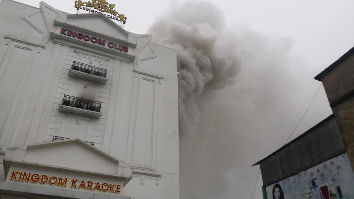 Khói bốc cao hàng chục mét từ nóc quán karaoke Kingdom club. Nguồn ảnh: Người Đưa Tin