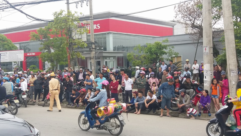 Cơ quan công an đang kêu gọi người dân sống xung quanh hiện trường tạm thời sơ tán. Nguồn ảnh: Người Đưa Tin