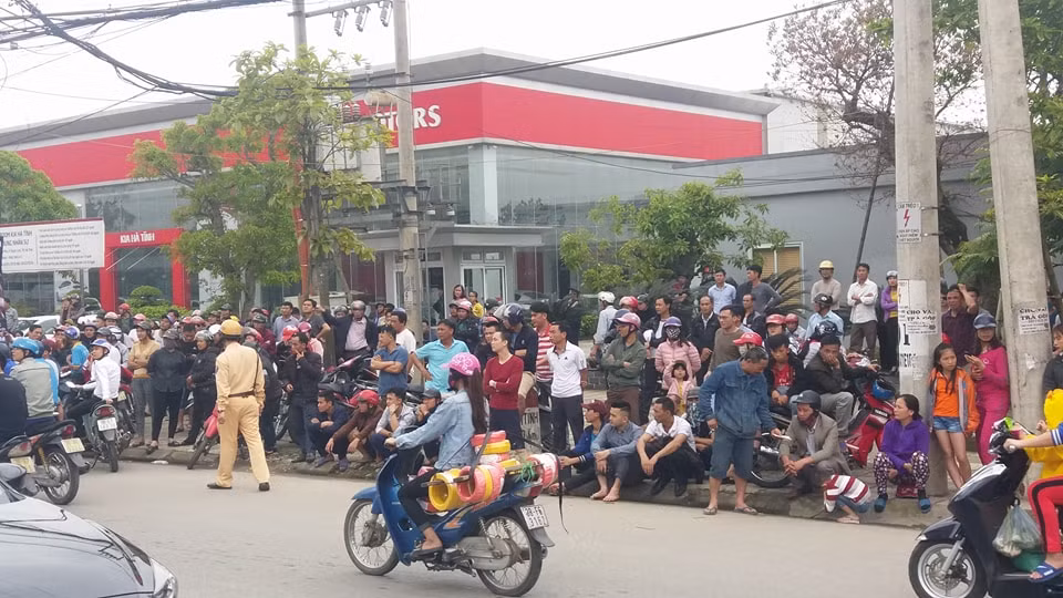 Cơ quan công an đang kêu gọi người dân sống xung quanh hiện trường tạm thời sơ tán. Nguồn ảnh: Người Đưa Tin