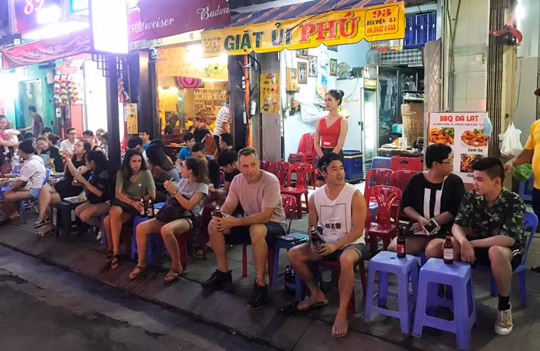 Sự háo hức của du khách quốc tế tại phố đi bộ Bùi Viện, tuyến phố đi bộ thứ 2 (sau phố đi bộ Nguyễn Huệ) vừa được khai trươg vào tối 20/8.