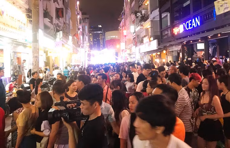 Cả tuyến phố đi bộ Bùi Viện có một đêm không ngủ...