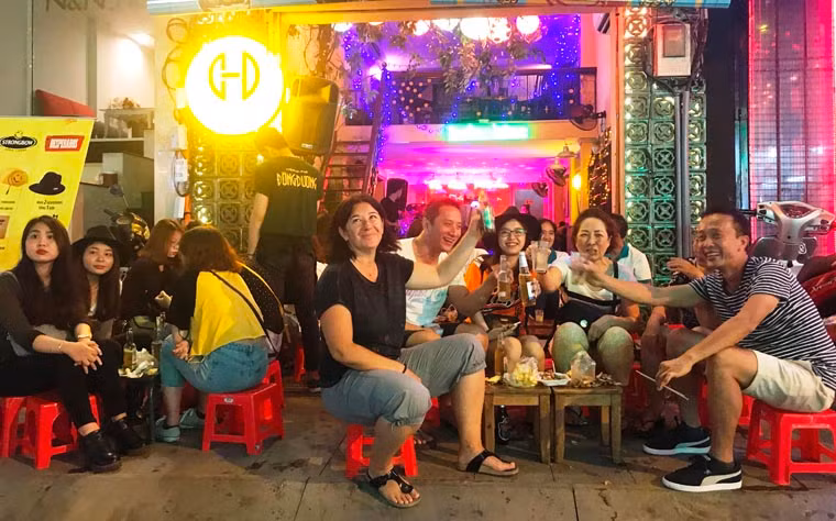 Ngay trong đêm khai trương, đường Bùi Viện đã có một không gian hoàn toàn khác biệt với những con phố khác với tiếng nhạc sôi động, khách thong dong vui chơi, mua sắm, ăn uống vô cùng tưng bừng và náo nhiệt.