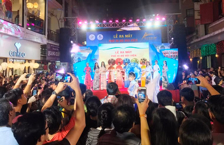 Ngay khi trời vừa chập tối, không chỉ tuyến đường chính Bùi Viện (tuyến phố đi bộ) mà các tuyến đường xung quanh "phố Tây" không khí vô cùng náo nhiệt; tiếng nhạc sập sình hòa cũng màu sắc đa dạng của ánh sáng đã khiến cả khu vực như hội.