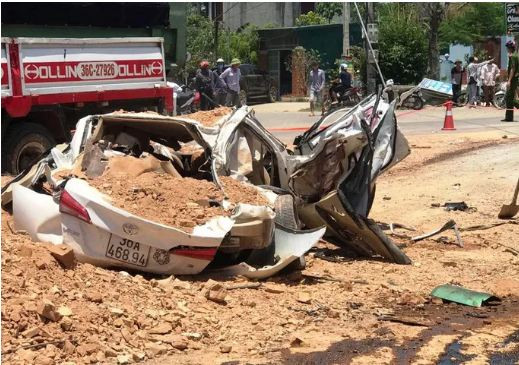 Video: Khoang khac xe “ho vo” de bep Toyota Vios, 3 nguoi chet-Hinh-2