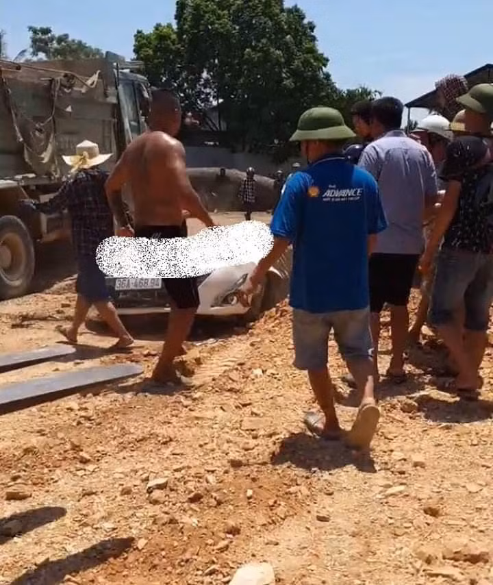 Ngay sau khi xảy ra vụ việc người dân đã nhanh chóng báo tin cho lực lượng chức năng.