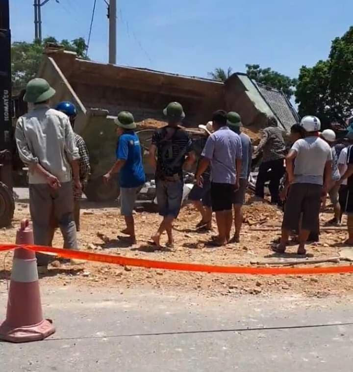 Thanh Hoa: Hien truong xe tai de bep Toyota Vios, 3 nguoi chet-Hinh-2