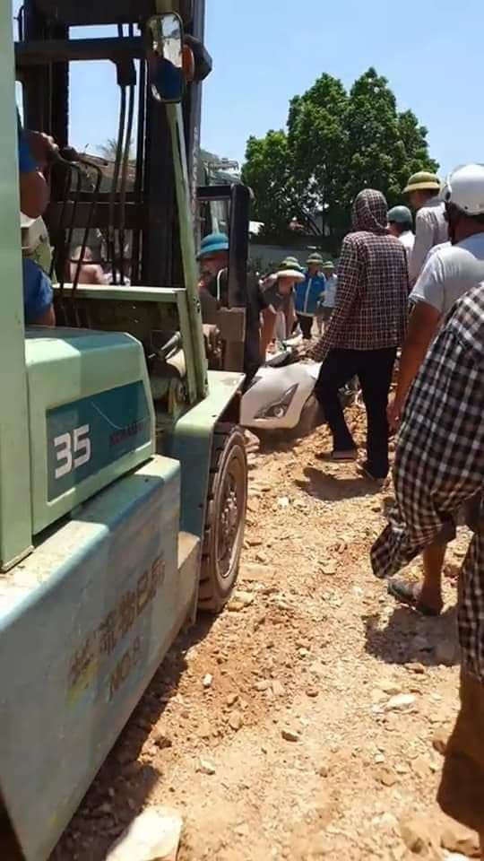 Hiện vụ xe tải chở đất đá đè bẹp Toyota Vios đang được cơ quan chức năng điều tra, làm rõ.