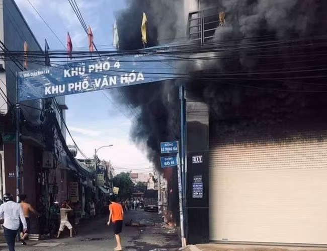 7 nguoi mac ket trong nha chay o TP HCM: Cach thoat nan khi hoa hoan?