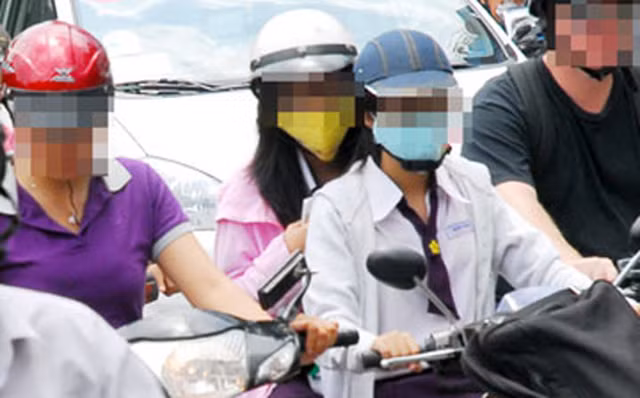  Ngực lép không được lái xe: Năm 2008, Bộ y tế từng dự thảo quy định người lái xe cơ giới từ 1-3 tấn phải có chiều cao đủ từ 1,5m và vòng ngực từ 80cm, hay lái xe từ 3-5 tấn, phải có chiều cao trên 1,55m khiến quy định này bị sự phản ứng dữ dội của dư luận khi cho rằng “ngực lép”, nhỏ bé dưới 45kg không được lái xe, thì nhiều người Việt sẽ không có quyền lái xe vì “thấp bé nhẹ cân”. 