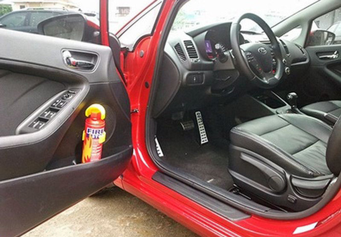 Tháng 4/2020, Bộ Công an đưa ra lấy ý kiến về dự thảo lần 2 Thông tư hướng dẫn về trang thiết bị PCCC trên phương tiện giao thông cơ giới đường bộ. Theo dự thảo, phương tiện giao thông cơ giới đường bộ từ 4 đến dưới 10 chỗ ngồi thay vì phải có bình chữa cháy thì chỉ cần có hệ thống điện, nhiên liệu, vật tư, hàng hóa bố trí bảo đảm an toàn về phòng cháy chữa cháy. Quy định bắt buộc trang bị bình chữa cháy chỉ áp dụng với xe từ 10 chỗ trở lên. 