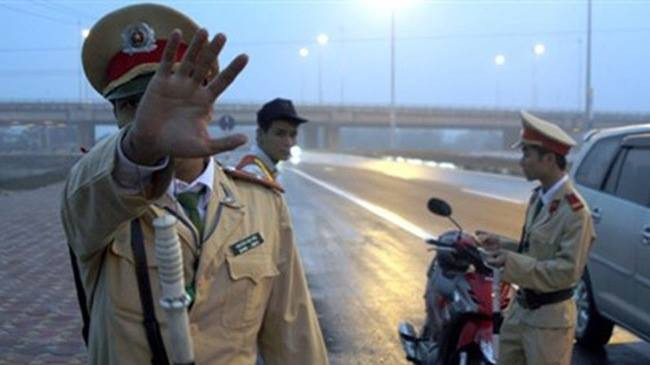 Tại Công văn 1042 ngày 26/03/2013 của Cục Cảnh sát giao thông đường bộ có đoạn: Luôn luôn nâng cao tinh thần cảnh giác, kiên quyết đấu tranh làm rõ với những đối tượng có lời nói đe dọa, lăng mạ, hoặc có hành vi chống đối Cảnh sát giao thông đang thực thi công vụ, hoặc quay phim chụp ảnh hoạt động TTKS, XLVP khi chưa được phép đồng ý của Cảnh sát giao thông đang làm nhiệm vụ.