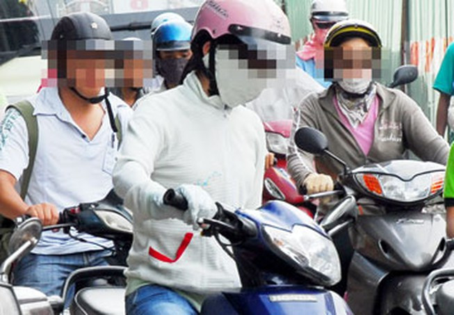 Không biết sự thật thế nào, nhưng thật may tới khi có Thông tư liên tịch 24/2015/TTLT-BYT-BGTVT ra đời và có hiệu lực thì câu chuyện ngực lép, ngực đầy không xuát hiện tại nội dung thông tư nữa. Xem thêm video: Bắt buộc bật đèn xe khi tham gia giao thông: Người dân nói gì?. Nguồn: VTC 1.