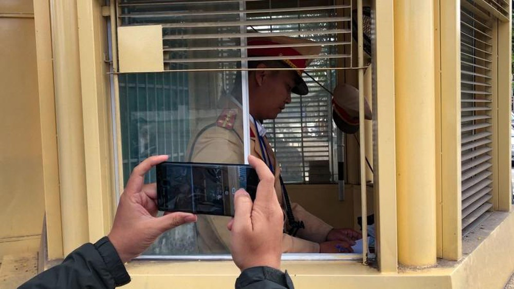 Ngoài hình thức giám sát cảnh sát giao thông làm nhiệm vụ bằng các loại camera, thiết bị kỹ thuật trên thì Bộ Công an cũng nêu rõ người dân và các cơ quan có thẩm quyền được phép giám sát hoạt động của cảnh sát theo quy định.