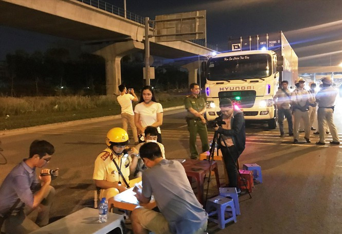 Dự thảo Luật Đảm bảo trật tự an toàn giao thông được tách từ Luật giao thông đường bộ 2008. Dự luật này gồm 8 chương 93 điều, trong đó có nhiều nội dung, đề xuất mới liên quan đến hoạt động của cảnh sát giao thông trong việc đảm bảo trật tự, an toàn giao thông như: Đề xuất công an sát hạch cấp bằng lái xe; đấu giá biển số xe; lựa chọn biển số xe theo sở thích có thu phí; trừ điểm bằng lái... Xem thêm video: Khi người dân được phép ghi hình, giám sát CSGT. Nguồn: VTC 14.