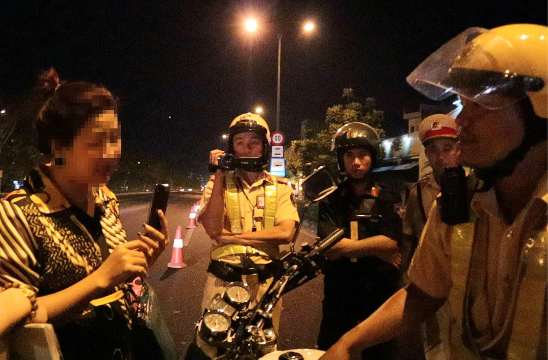 Để việc giám sát quá trình làm nhiệm vụ của CSGT đạt hiệu quả, theo đại tá Bình, nếu Luật được thông qua, Bộ Công an sẽ xây dựng các quy định, văn bản để hướng dẫn việc ghi âm, ghi hình và gắn với các chế tài xử lý với các trường hợp cố tình không chấp hành ghi hình khi làm nhiệm vụ. 