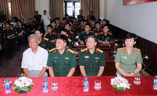 Thiếu tướng Ngô Thị Hoàng Yến là đảng viên Đảng Cộng sản Việt Nam. Tháng 3 năm 2014, Ngô Thị Hoàng Yến là thượng tá công an, Giám đốc Trung tâm Thông tin Quốc gia về tội phạm thuộc Cục Hồ sơ nghiệp vụ Cảnh sát, Bộ Công an. (Thiếu tướng Ngô Thị Hoàng Yến ngồi hàng ghế đầu tiên bên phải).