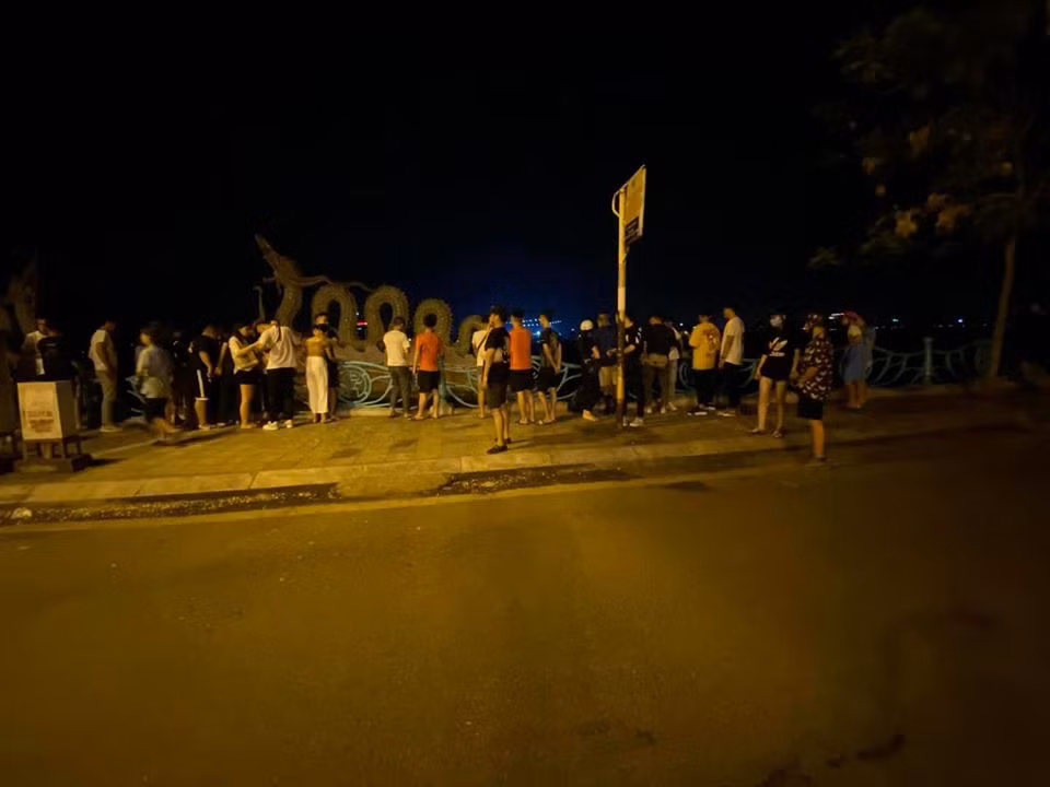 Phat hien thi the nguoi dan ong noi tren Ho Tay trong dem