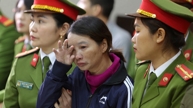 Quá trình tố tụng, Trần Thị Hiền chối tội và khai bản thân không mua bán heroin, không quen biết Bùi Văn Công nhưng HĐXX có căn cứ xác định bị cáo Hiền đã mua bán hàng cấm. 