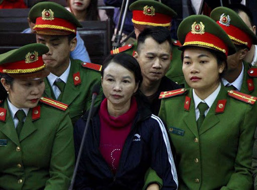 Bản án sơ thẩm xác định Thu là người tìm mua 2 bánh heroin về bán cho Công. Hiền đặt vấn đề và trực tiếp giao dịch 2 bánh heroin với Công. Toán là người trông giữ số hàng cấm cho vợ. Còn Hùng đã đi cùng Công nhưng không trực tiếp giao dịch ma túy nên Toán và Hùng là người giúp sức tích cực. 