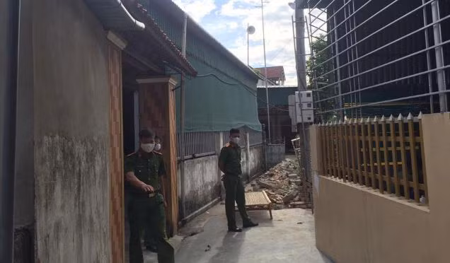 Bang hoang phat hien 3 nguoi tu vong truoc nha o Ha Tinh