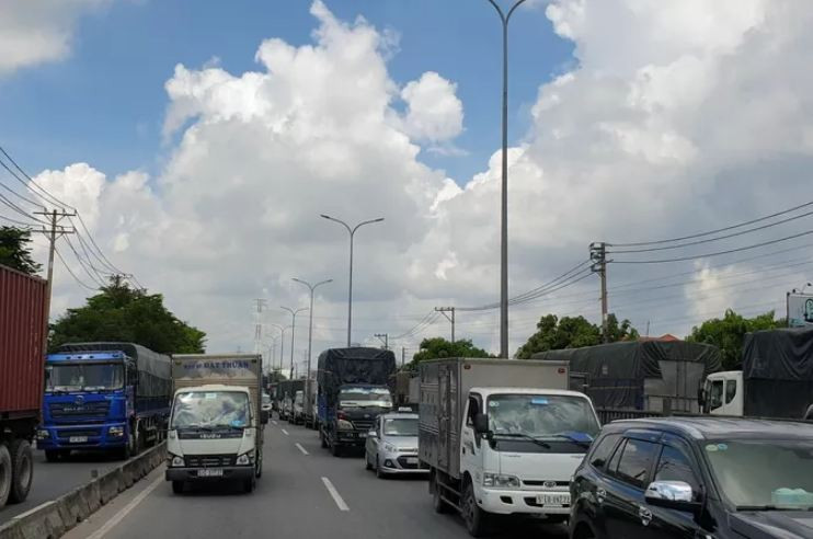 Video: Dam xe lien hoan o cua ngo Sai Gon, nhieu nguoi keu cuu-Hinh-3