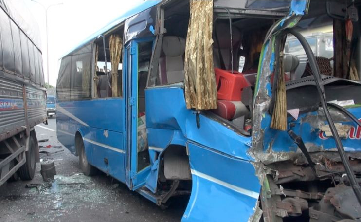 Video: Dam xe lien hoan o cua ngo Sai Gon, nhieu nguoi keu cuu-Hinh-2