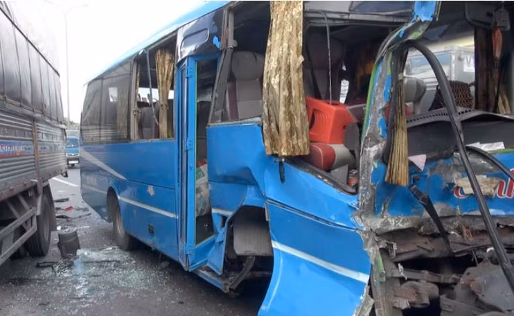 Video: Dam xe lien hoan o cua ngo Sai Gon, nhieu nguoi keu cuu-Hinh-2