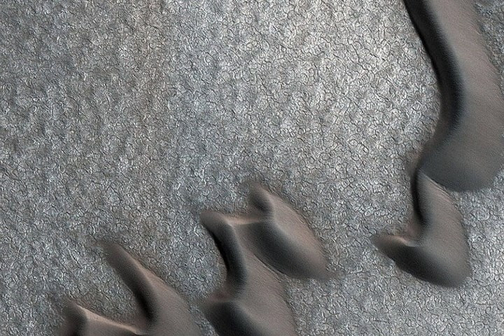 Những đụn cát trên Hành tinh Đỏ gợi nhớ về cảnh sa mạc trên Trái đất.