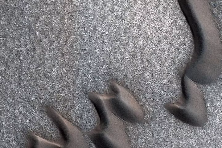 Những đụn cát trên Hành tinh Đỏ gợi nhớ về cảnh sa mạc trên Trái đất.