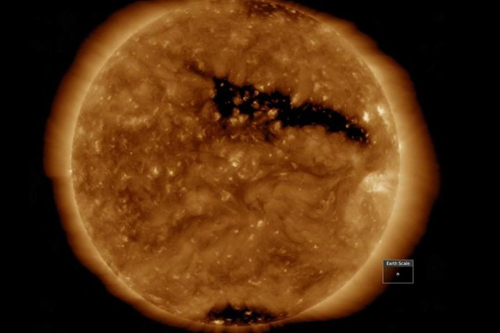 Dải lõm dài vắt qua quá nửa đường kính của Mặt Trời.