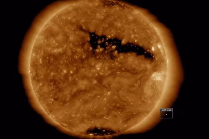 Dải lõm dài vắt qua quá nửa đường kính của Mặt Trời.