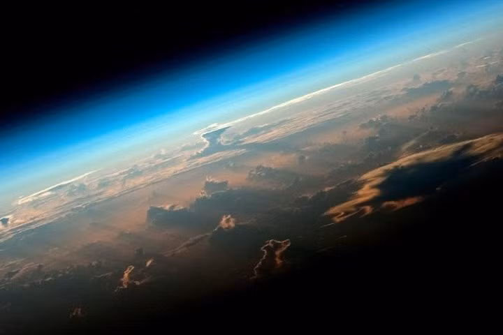 Nhà du hành Nga Oleg Artemyev chia sẻ trên mạng Instagram hình ảnh về Trái Đất nhìn từ điểm chụp trong vũ trụ.