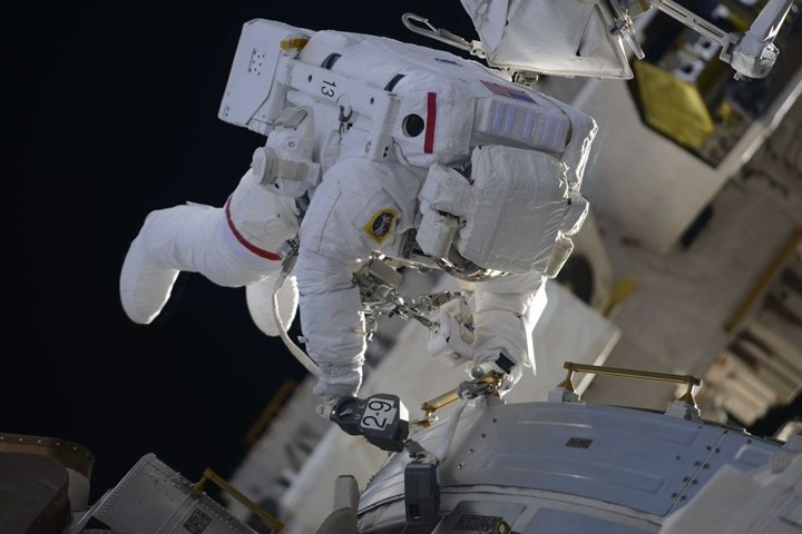 Du hành gia Richard Arnold và Andrew Feustel đang kiểm tra ở không gian bên ngoài thiết bị vũ trụ.