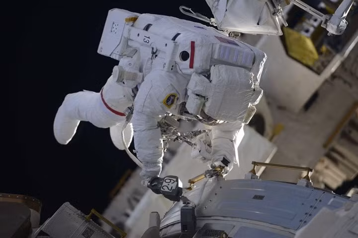 Du hành gia Richard Arnold và Andrew Feustel đang kiểm tra ở không gian bên ngoài thiết bị vũ trụ.